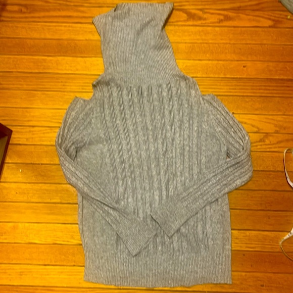 Cliché Gray Turtleneck Sweater; cold shoulder - Picture 4 of 4